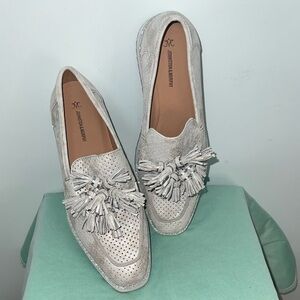 Johnson & Murphy Gracelyn Perfed Silver Suede Tassel Loafers - Women’s Size 8.5